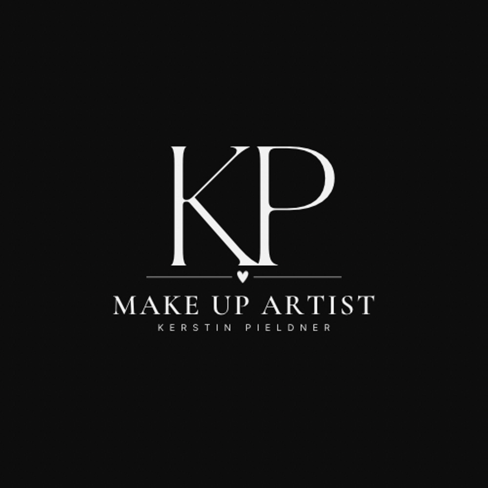 Logo "KP Make Up Artist Kerstin Pieldner" in Weiß auf schwarzem Hintergrund, mit kleinem Herzchen.