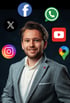 Lächelnder junger Mann in grauem Sakko mit Social-Media-Logos (Facebook, X, WhatsApp, YouTube, Instagram, Google Maps).