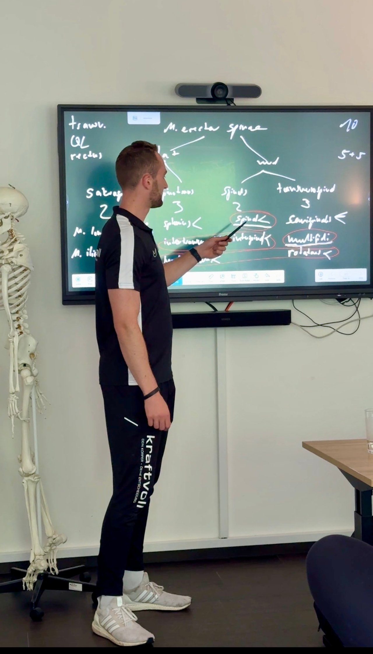 Physiotherapeut erklärt Muskeln