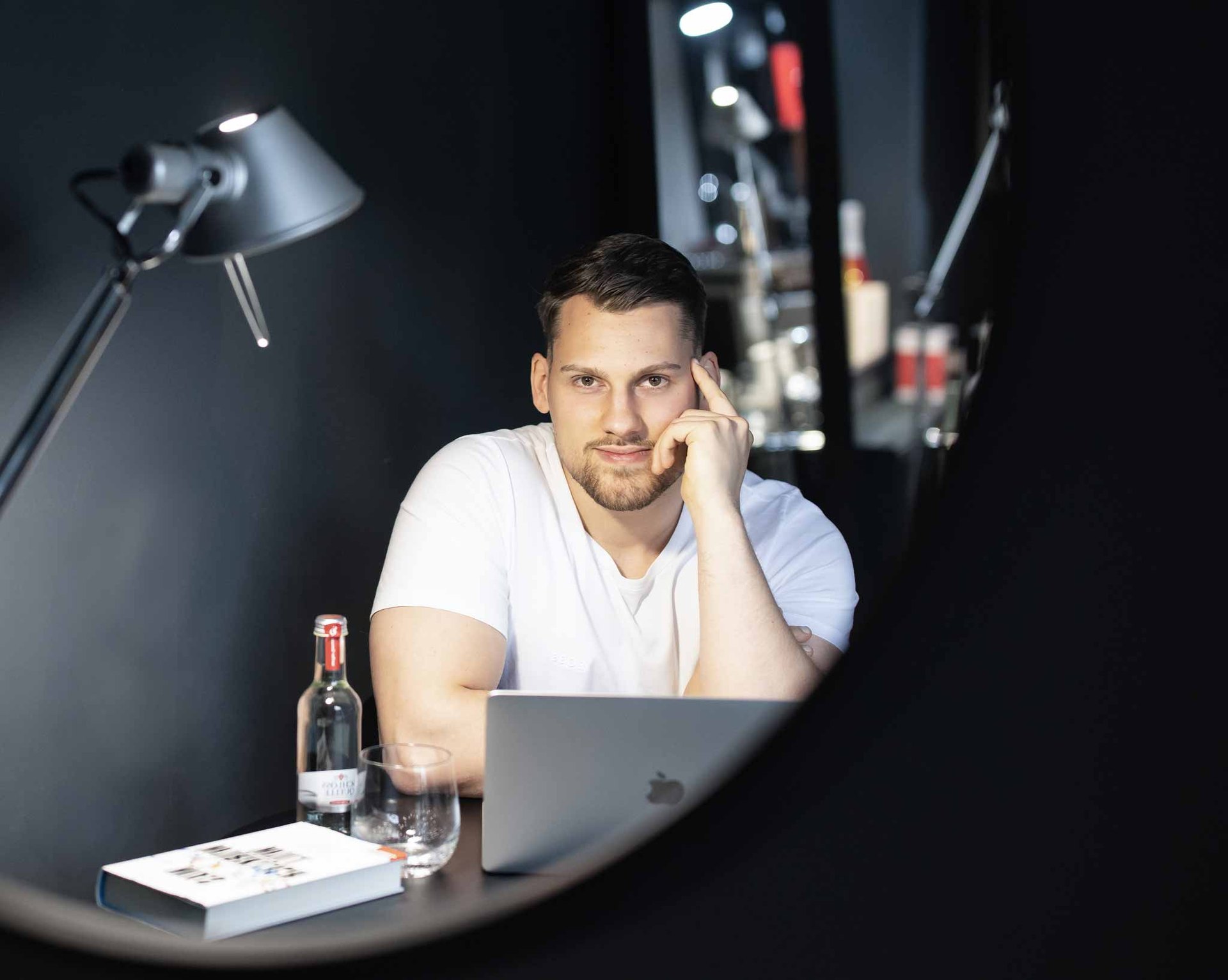 Julian Jäckel, Inhaber, am Schreibtisch mit Laptop