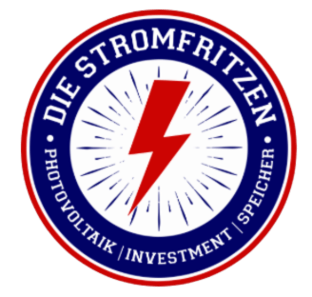 Rundes Logo mit rotem Blitz, umgeben von Sonnenstrahlen, und Text "DIE STROMFRITZEN PHOTOVOLTAIK | INVESTMENT | SPEICHER".