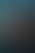 Ein Musiker im blauen Anzug spielt auf einem schwarzen Digitalpiano mit Noten auf einem Ständer.