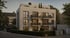 Modernes Wohnhaus mit drei Etagen, Balkonen, Dachterrasse und Hecke, Abenddämmerung.