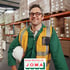 Lächelnder Lagerarbeiter mit Brille, Schutzhelm und Warnweste in einem Lagerhaus, JOMA-Logo „besser dämmen mit JOMA“.