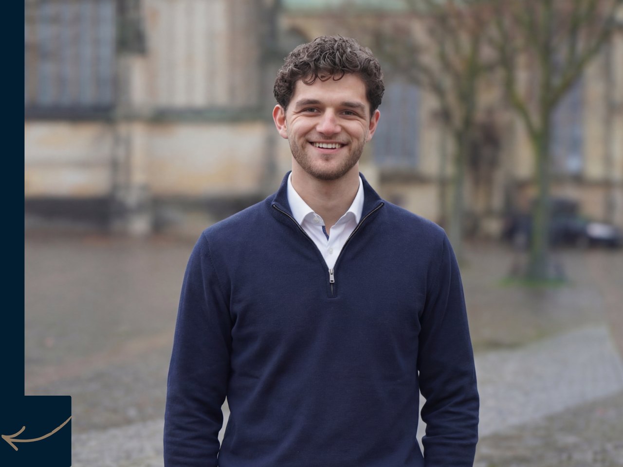Vincent Reents lächelnd vor einem Gebäude in Münster