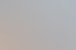 Zwei Büroangestellte arbeiten gemeinsam an einem Computerbildschirm in einem hellen, modernen Büro.