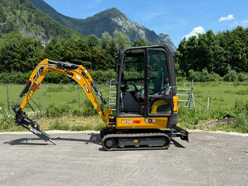 Minibagger vor Bergen im Salzkammergut