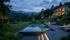 Ein beleuchteter Pool und eine moderne Villa bei Dämmerung in einer bewaldeten Berglandschaft.