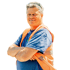 Ein lächelnder Mann mittleren Alters mit grauen Haaren und einem orangefarbenen Sicherheitsweste, die Arme verschränkt.