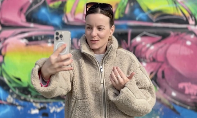 Malena Gahr im Gespräch mit Kundinnen und Kunden der Rhetorikhelden