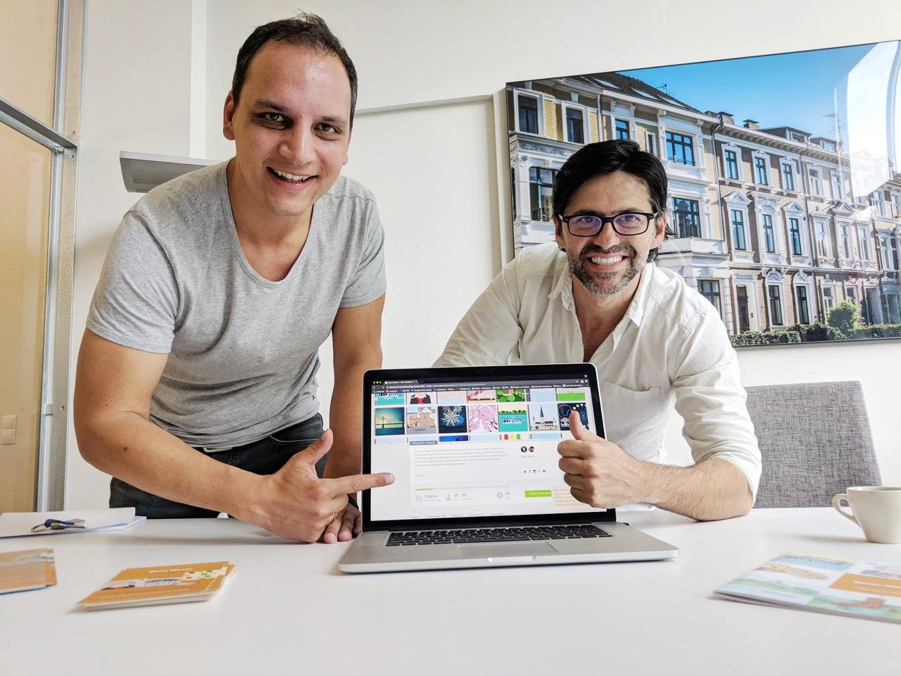 Marco dos Santos Pina und Sascha Maynert mit dem Portrait, das Marco für Bonn.digital gezeichnet hat