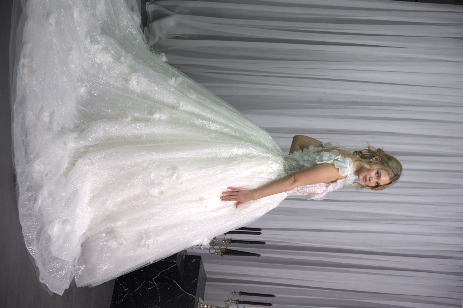 Detailansicht der aufwendigen Knopfleiste am Rücken des Brautkleides