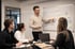 Marco Kratz erklärt am Whiteboard verschiedene Recruiting-Positionen