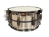 Silberne Snare-Drum aus gebürstetem Metall mit schwarzem Mittelstreifen und weißem Schlagfell vor schwarzem Hintergrund.