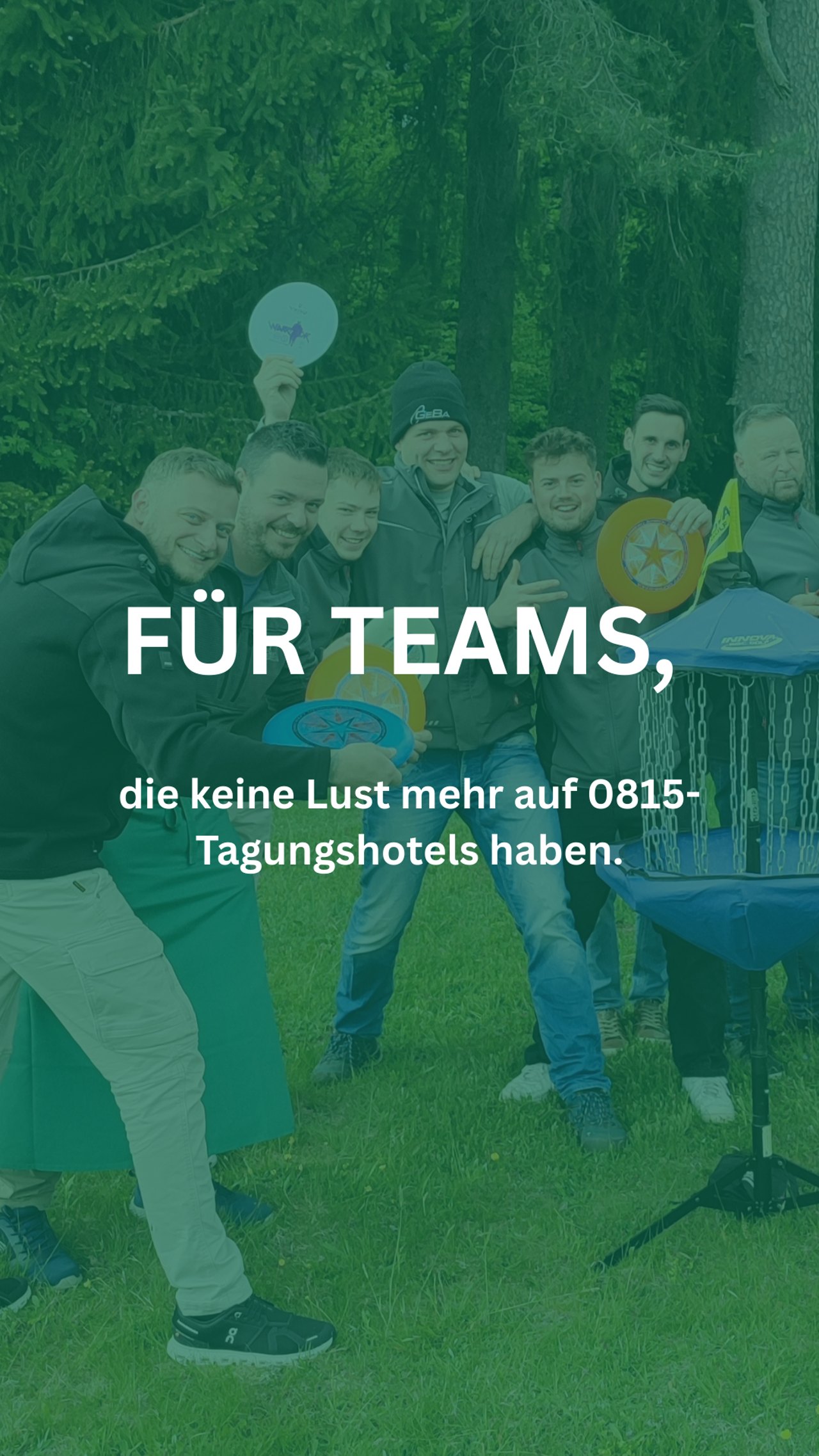 Anzeige Teamwelt: Gruppe mit Frisbeescheiben und Discgolf-Korb im Wald, „Für Teams, die keine Lust mehr auf 0815-Tagungshotels haben.“