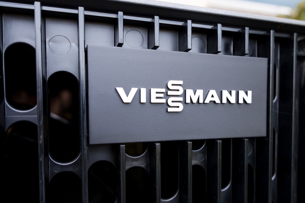 Wärmepumpe an einer Hausfassade