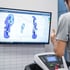 Analyse der Druckverteilung von Fußsohlen auf einem Monitor während einer Laufbandanalyse.
