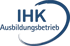 IHK Ausbildungsbetrieb Logo mit geschwungenem blauen Bogen.