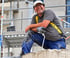 Zufriedener Bauarbeiter auf der Baustelle