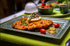 Schnitzel mit Bratkartoffeln und Zitrone.