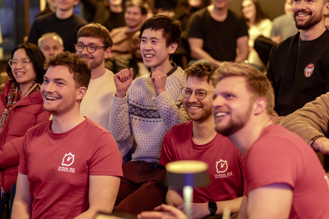 Lachendes Publikum in 12min.me-Shirts beim 12-Minuten-Event in Leipzig