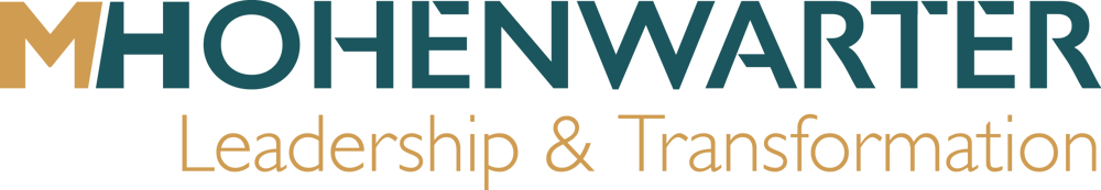 Hohenwarter Leadership & Transformation Logo mit goldenem "M" und grünen "Hohenwarter"