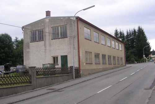 Seitenansicht entlang der Straße