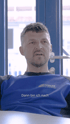 Mann in blauem "GEBLER DACH UND WAND" Sweatshirt spricht, mit Text "Dann bin ich nach" unten links.