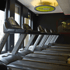 Reihe von sechs Matrix-Laufbändern in einem Fitnessstudio mit „Easyfitness.com“-Schild an der Decke.