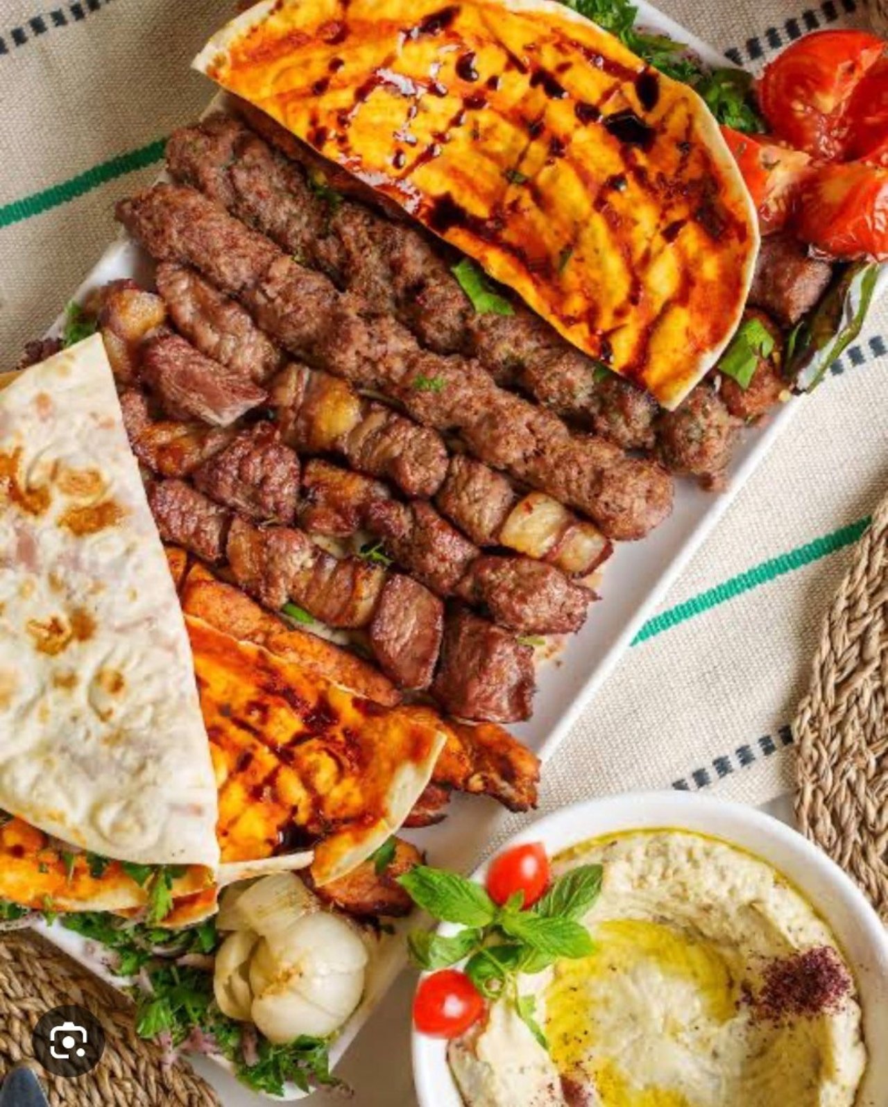 Gemischter Grillteller mit Hummus