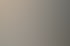 Lächelnder Geschäftsmann telefoniert im Büro, während er auf den Computerbildschirm schaut.