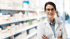 Eine Mitarbeiterin präsentiert den Great Apo to Work Award 2024 - Vital-Apotheke Bad Saulgau
