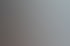 Zwei lachende Frauen im Büro, eine davon hält die Hand vor den Mund. Im Hintergrund ein Poster mit einem weißen Auto.