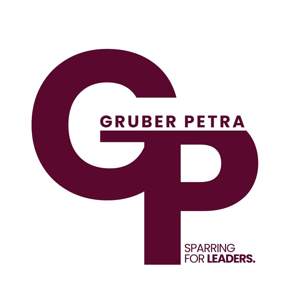 Weißes "GP"-Logo mit Text "GRUBER PETRA" und "SPARRING FOR LEADERS." auf grünem Hintergrund.