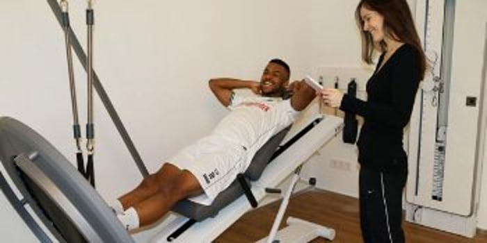 Kräftigung an medizinischen Trainingsgeräten zur funktionellen Stabilität