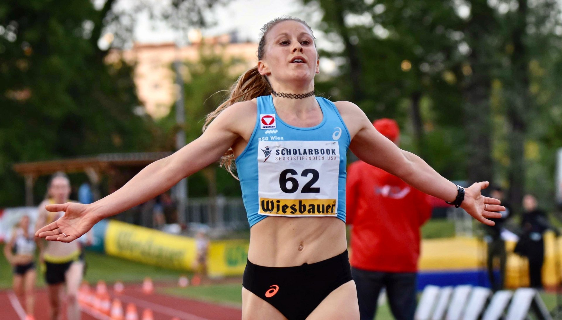 Julia Mayer im Ziel als Staatsmeisterin über 5.000 Meter