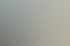 Zwei Computermonitore auf einem Schreibtisch, der linke zeigt eine Webseite, der rechte eine weitere Webseite mit Produktbildern.