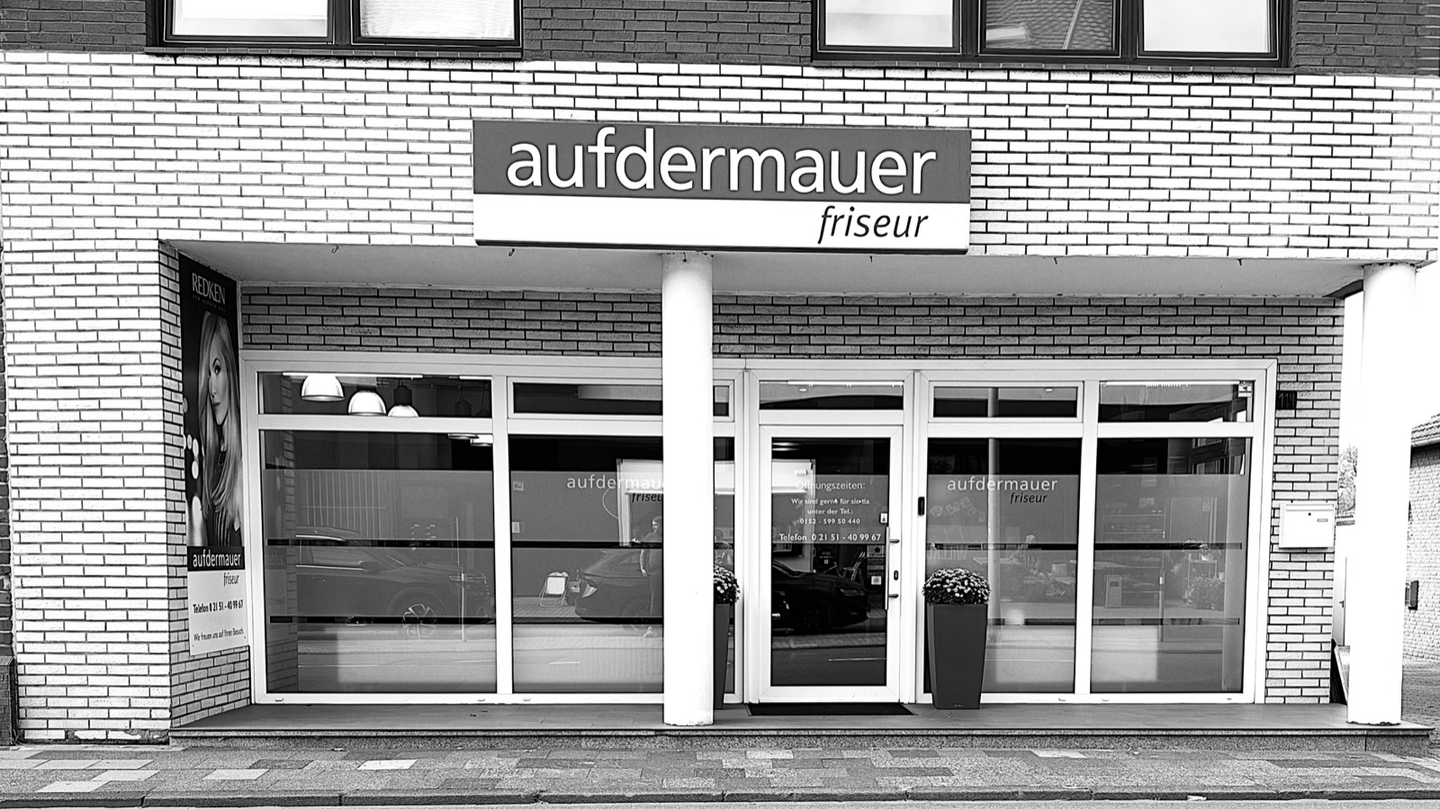 Eingang zum aufdermauer Salon an der Düsseldorfer Straße