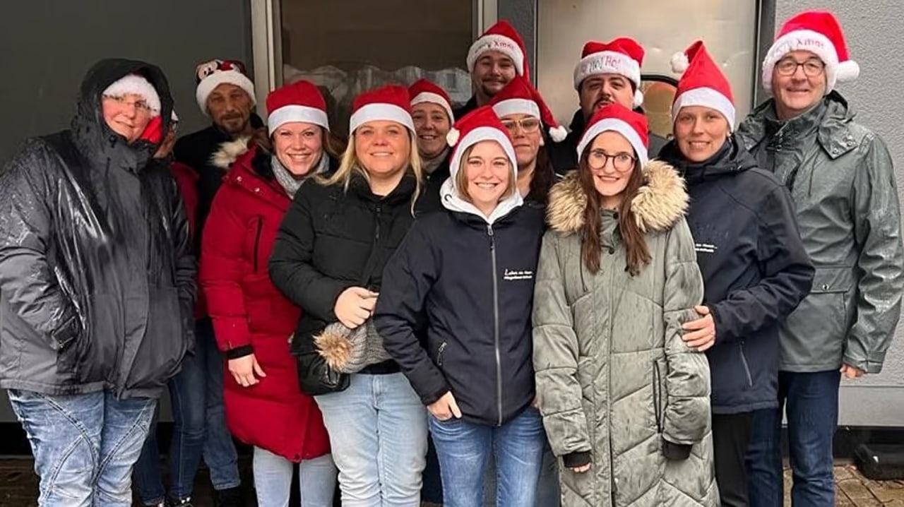 Helferinnen und Helfer der Offenen Weihnacht mit Weihnachtsmützen