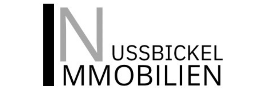 Logo: „Nussbickel Immobilien“ mit schwarzem vertikalen Balken und grauem „N“.