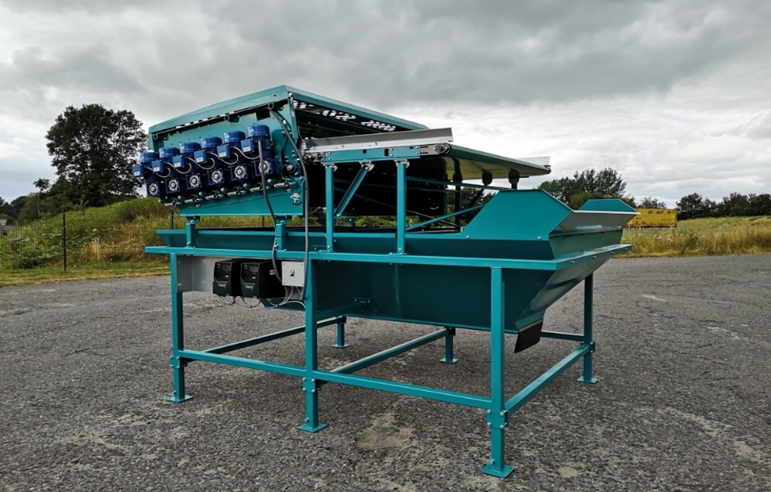 Cleaning machine for harvested crops