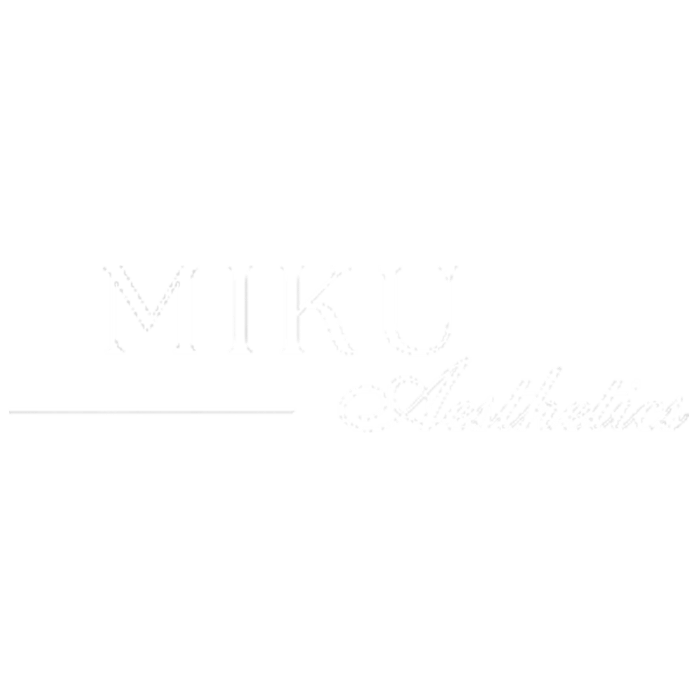 Logo: "MIKU Aesthetics" in weißer Schrift auf dunkelgrünem Hintergrund, mit einer Linie unter "MIKU".