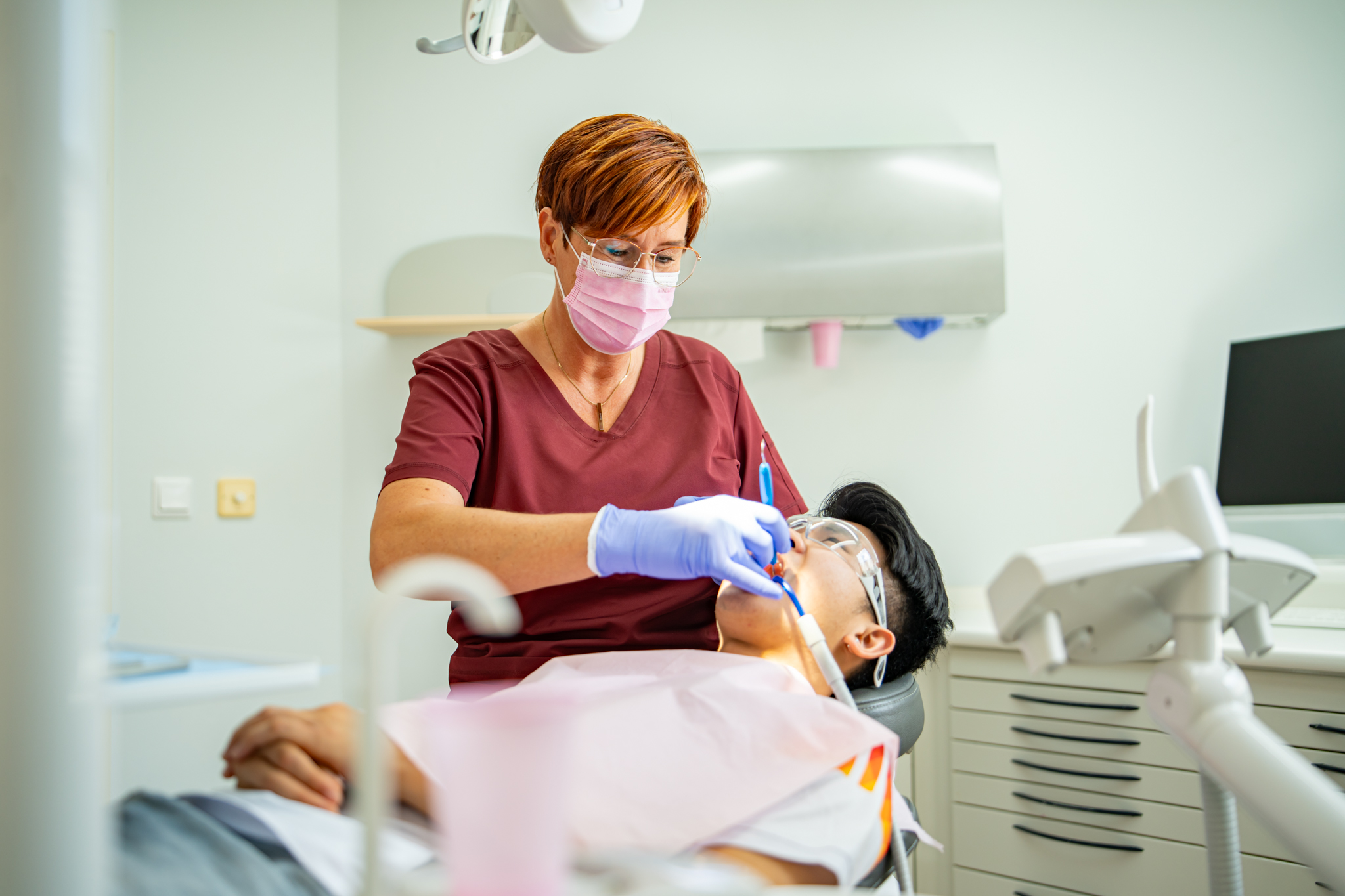 Behandlung mit Assistenz am Stuhl