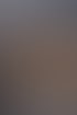 Dampfende Rinderrippe mit Knochen gart auf einer heißen Grillplatte in einer Küche.