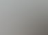 Zwei Büroangestellte blicken gemeinsam auf einen Computerbildschirm an einem hellen Arbeitsplatz mit Fensteraussicht.
