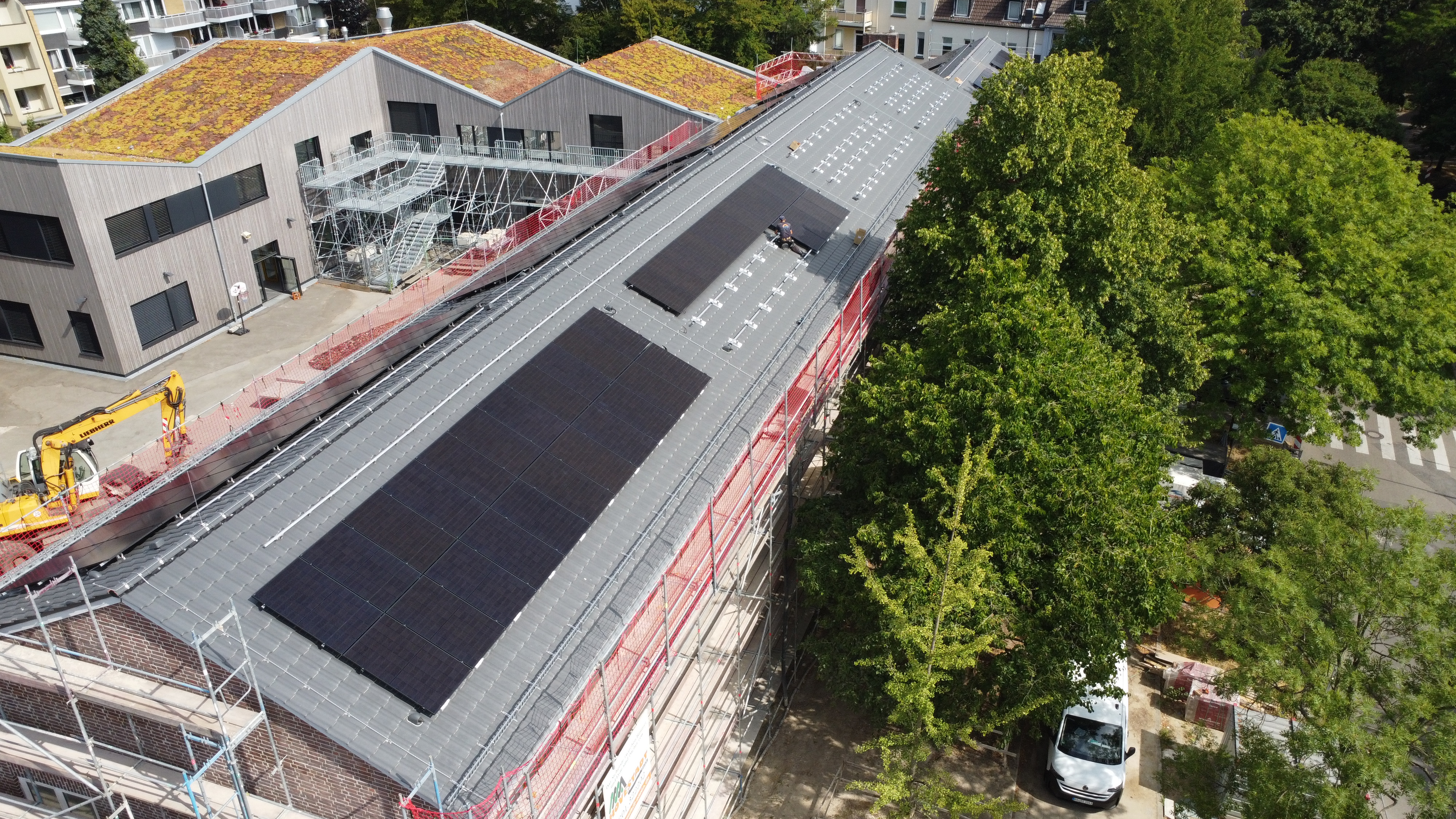 Luftaufnahme eines Schuldachs mit 192 Solarmodulen