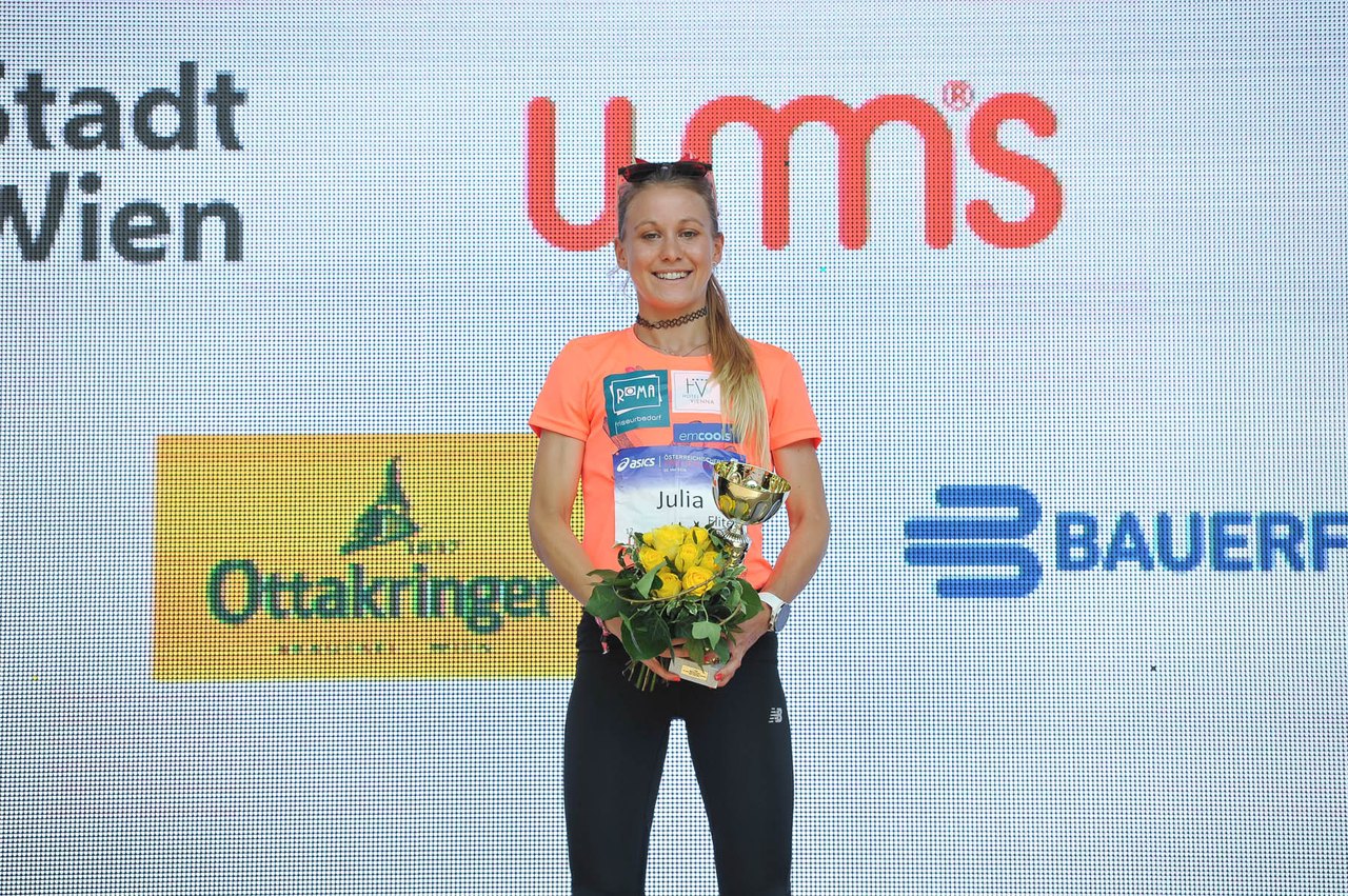 Julia Mayer mit Blumen bei der Siegerehrung des Österreichischen Frauenlaufs