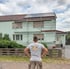 Inhaber Black Sun Solar vor einer Solaranlage mit Speicher in Köthen