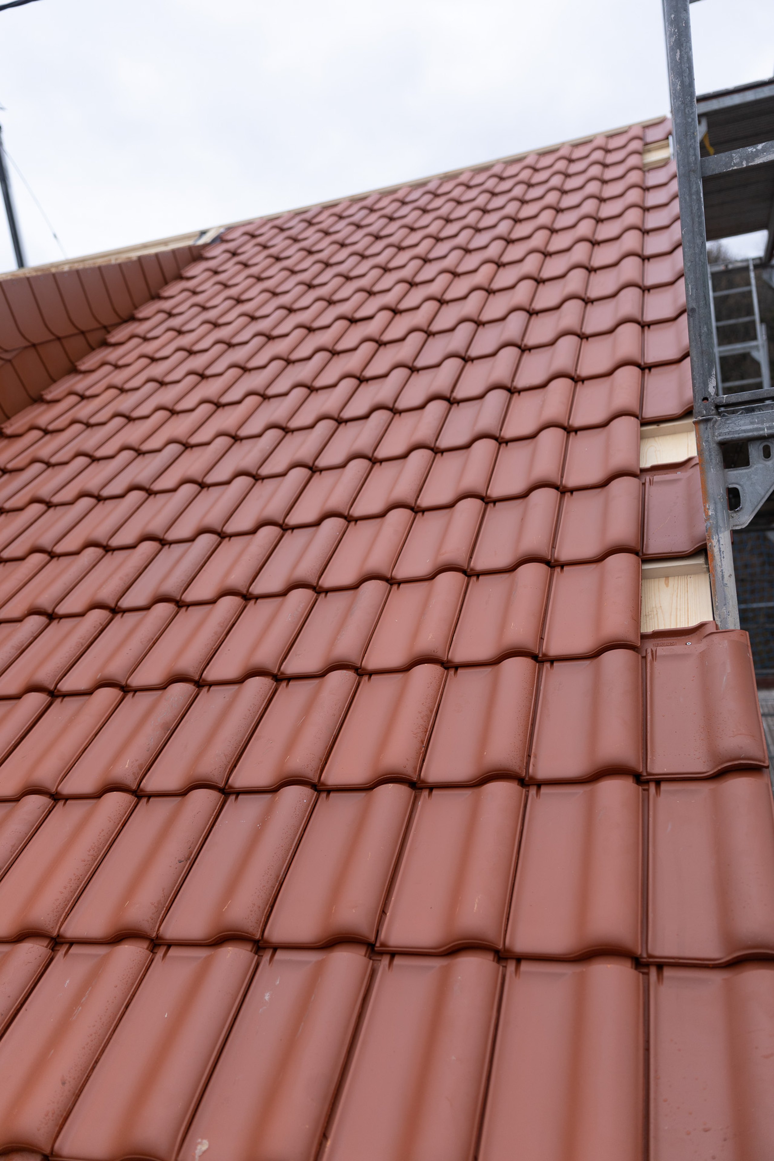 Dachdecker bei Sanierungsarbeiten auf einem Ziegeldach