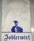 Weißes T-Shirt mit V-Ausschnitt, bestickt mit blauem Akkordeonspieler und Schriftzug "Jodlerwirt".